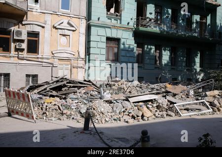 Zerstörung durch eine Rakete, die am Tag nach dem Raketenangriff in Odessa auf die Preobrazhenskaya Street abgefeuert wurde. Laut Einsatzkommando "Süd" haben die russischen Truppen in der Nacht des 23. Juli 2023 in Odesa Raketen abgefeuert, mit 5 Arten von Raketen aller Art: Kaliber, Onyx, KH-22, Iskander-M. Die Hafeninfrastruktur, 6 Wohngebäude und die Kathedrale von Spaso-Preobrazhensky (Transfigurationskathedrale) wurden beschädigt. Bisher sind 1 Menschen gestorben und 22 Menschen verletzt. Dazu gehören 4 Kinder: 11, 12 Jahre und zwei 17-jährige. (Foto: Viacheslav Onyshchenko/SOPA Images/SIP Stockfoto