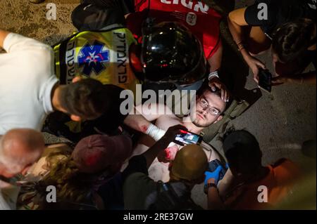 Jerusalem, Israel. 24. Juli 2023. Sanitäter kümmern sich um einen verletzten Demonstranten in Jerusalem. Tausende protestierten in Jerusalem und riefen zur Rebellion auf, nachdem die Knesset den ersten Teil der Generalüberholung der Justiz am Montag überstanden hatte, wodurch das Oberste Gericht daran gehindert wurde, unvernünftige Regierungsentscheidungen für nichtig zu erklären (Kreditbild: © Orit Ben-Ezzer/ZUMA Press Wire). Nicht für den kommerziellen GEBRAUCH! Stockfoto