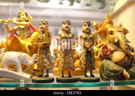 Indische Marmorpuppen, die indische Instrumente spielen. Handbemalte Handwerkspuppen. Drei Frauenpuppen zum Verkauf. Stockfoto