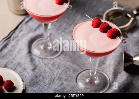 Clover Club Cocktail Gin, trockener Wermut, Himbeersirup, frischer Zitronensaft, frischer Limettensaft und Eiweiß Stockfoto