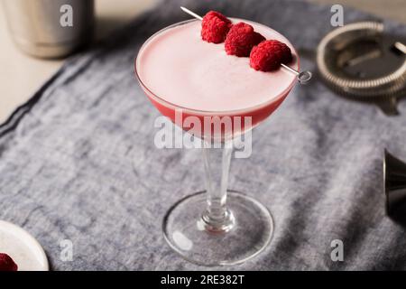 Clover Club Cocktail Gin, trockener Wermut, Himbeersirup, frischer Zitronensaft, frischer Limettensaft und Eiweiß Stockfoto