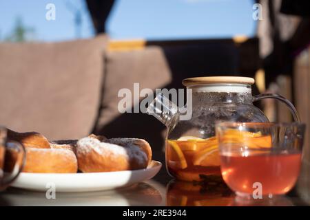 Eine Tasse Obsttee auf dem Tisch. Tee am Morgen. Köstliches Essen. Details der Tabelleneinstellungen. Stockfoto