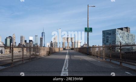 Architektonische Details der Brooklyn Bridge, einer hybriden Seilbahn-/Hängebrücke in New York City, zwischen den Stadtteilen Manhattan und Brooklyn. Stockfoto