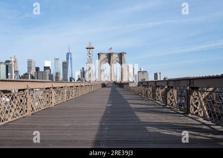 Blick auf die Brooklyn Bridge von Dumbo, einem Viertel im New York City Bezirk Brooklyn. Stockfoto