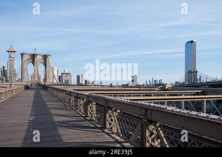 Architektonische Details der Brooklyn Bridge, einer hybriden Seilbahn-/Hängebrücke in New York City, zwischen den Stadtteilen Manhattan und Brooklyn. Stockfoto