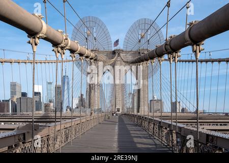 Architektonische Details der Brooklyn Bridge, einer hybriden Seilbahn-/Hängebrücke in New York City, zwischen den Stadtteilen Manhattan und Brooklyn. Stockfoto