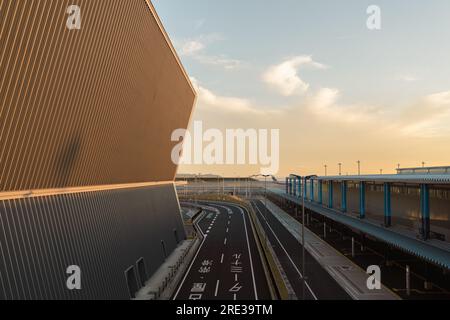 Nagoya, Japan – 3. Dezember 2022 : Sonnenuntergang am Chubu Centrair International Airport Stockfoto