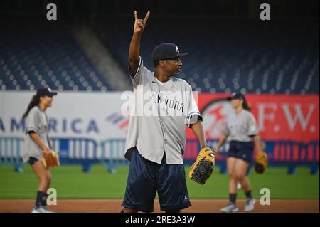 New York, USA. 24. Juli 2023. Tony Rock nimmt am 24. Juli 2023 an dem Spiel „CC Sabathia and Friends Celebrity Softball“ Teil, das der „PitCChIn“ Foundation im Yankee Stadium im New York City Borough of the Bronx, NY, zugutekommt. (Foto: Anthony Behar/Sipa USA) Guthaben: SIPA USA/Alamy Live News Stockfoto