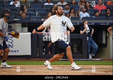 New York, USA. 24. Juli 2023. Der ehemalige Profi-Baseballspieler Johnny Damon spielt beim Softball „CC Sabathia and Friends Celebrity“, um die „PitCChIn“ Foundation zu unterstützen, im Yankee Stadium, im New York City Bezirk der Bronx, New York, 24. Juli 2023. (Foto: Anthony Behar/Sipa USA) Guthaben: SIPA USA/Alamy Live News Stockfoto