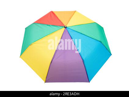 Regenbogenfarben Regenschirm isoliert auf transparentem Weiß Wetterschutz, PRIDE-Konzept. Stockfoto