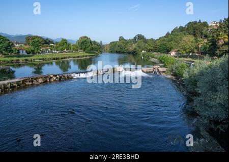 Der Fluss Garonne, der größte Fluss im Südwesten Frankreichs, liegt bei Montréjeau, einer königlichen bastide in Haute-Garonne, Frankreich Stockfoto