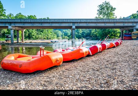 Eine Reihe aufblasbarer Flöße zu Beginn einer Floßfahrt auf einem Fluss. Stockfoto