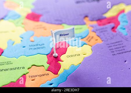 Selektiver Fokus auf Raipur - die Hauptstadt von Chhattisgarh auf einer indischen Karte Stockfoto