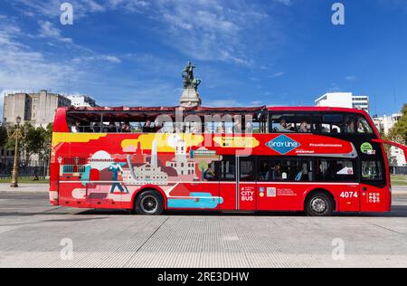 Hop-on-Hop-off-Tour mit Blick auf den Bus Touristen an Bord der berühmten Plaza Del Congreso Congressional Plaza Buenos Aires City Square Senate Building Stockfoto