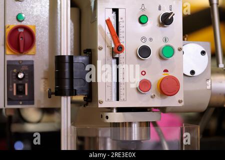 Bedienungspaneel der Bohr- und Gewindeschneidmaschine. Selektiver Fokus. Stockfoto