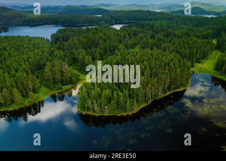 Shiroka polyana wunderschöne Natur der Seen aus der Vogelperspektive, Wolkenreflexionen Stockfoto