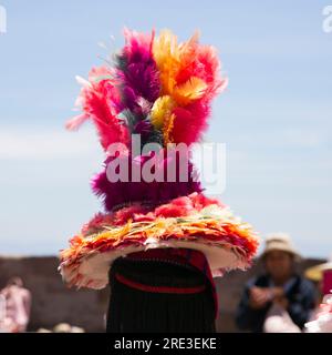 Einheimische von der Insel Taquile in Peru tanzen bei einer Veranstaltung auf dem Hauptplatz der Insel. Stockfoto