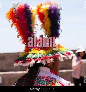 Einheimische von der Insel Taquile in Peru tanzen bei einer Veranstaltung auf dem Hauptplatz der Insel. Stockfoto