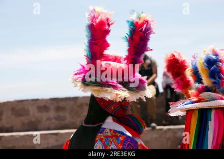 Einheimische von der Insel Taquile in Peru tanzen bei einer Veranstaltung auf dem Hauptplatz der Insel. Stockfoto