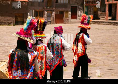 Einheimische von der Insel Taquile in Peru tanzen bei einer Veranstaltung auf dem Hauptplatz der Insel. Stockfoto