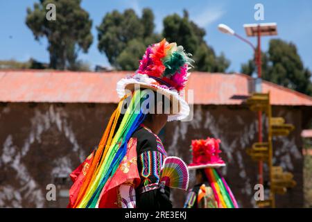 Einheimische von der Insel Taquile in Peru tanzen bei einer Veranstaltung auf dem Hauptplatz der Insel. Stockfoto