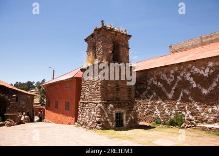 Alter Turm auf dem Hauptplatz von Taquile am Titicacasee in Peru. Stockfoto