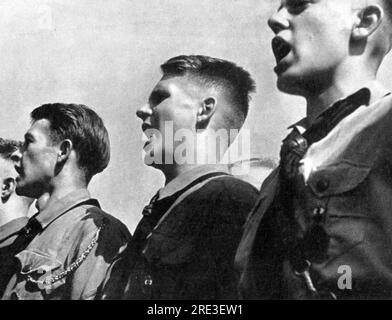 Nazismus/Nationalsozialismus, Organisationen, Hitler Youth (HJ), Hitler Youth Mitglieder singen den Horst Wessel Song, NUR REDAKTIONELLER GEBRAUCH Stockfoto