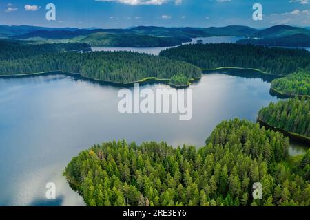 Shiroka polyana wunderschöne Natur der Seen aus der Vogelperspektive, Wolkenreflexionen Stockfoto