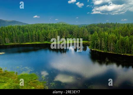 Shiroka polyana wunderschöne Natur der Seen aus der Vogelperspektive, Wolkenreflexionen Stockfoto