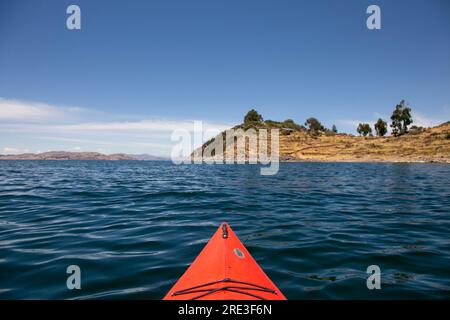 Kajaktour auf dem Titicacasee in Peru. Stockfoto