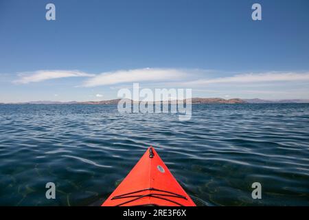 Kajaktour auf dem Titicacasee in Peru. Stockfoto