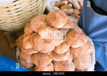 Peruanisches Brot an einem Marktstand in der Stadt Puno. Stockfoto