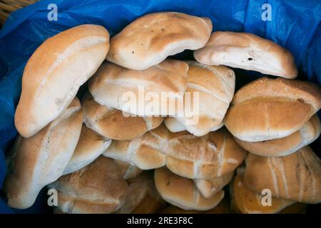 Peruanisches Brot an einem Marktstand in der Stadt Puno. Stockfoto