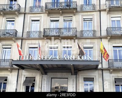 Genf, Schweiz - 15. Januar 2023: Das Ritz Carlton in Genf. The Ritz-Carlton Hotel Company, LLC ist ein amerikanisches multinationales Unternehmen. Stockfoto