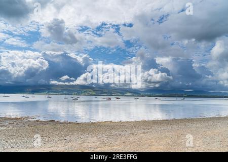 Blick von Beaumaris auf Snowdonia Stockfoto