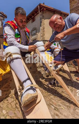 Der Tanz der Stelzen. Danzadores de Anguiano. Das Dorf Anguiano. Provinz La Rioja. Spanien. Europa Stockfoto