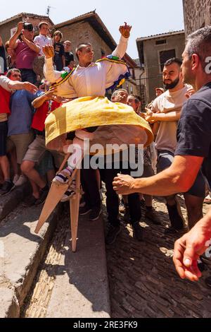 Der Tanz der Stelzen. Danzadores de Anguiano. Das Dorf Anguiano. Provinz La Rioja. Spanien. Europa Stockfoto