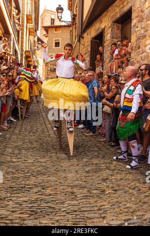 Der Tanz der Stelzen. Danzadores de Anguiano. Das Dorf Anguiano. Provinz La Rioja. Spanien. Europa Stockfoto