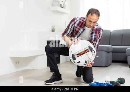 Reparatur des Roboter-Staubsaugers. Zerlegter Roboter-Staubsauger. Reparaturkonzept für Heimelektronik Stockfoto