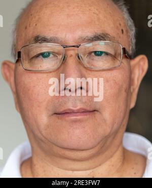 Ein älterer Mann, der eine Varifokalbrille trägt. Stockfoto
