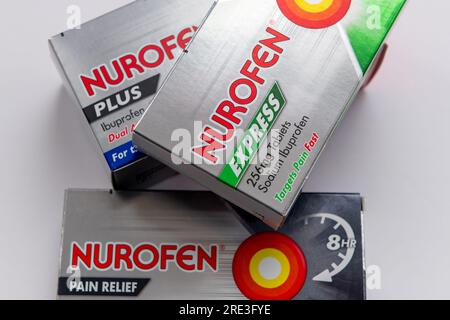 Nach London. GROSSBRITANNIEN - 07.23.2023. Verschiedene Arten von Ibuprofen-Arzneimitteln unter der Marke Nurofen, grau isoliert. Stockfoto