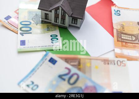 Model Home steht auf Bündeln von Euro-Währung Stockfoto