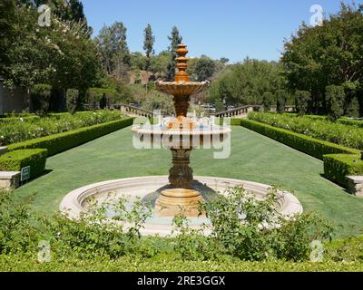 Beverly Hills, Kalifornien, USA 28. August 2021 Brunnen im Greystone Mansion & Gardens, The Doheny Estate am 28. August 2023 in Beverly Hills, Kalifornien, USA. Foto: Barry King/Alamy Stock Photo Stockfoto