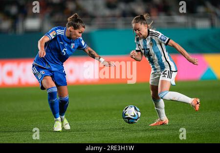 Juli 24 2023: Elena Linari (Italien) und Estefania Banini (Argentinien) kämpfen im Eden Park, Auckland, Neuseeland, um den Ball bei einem 2023-Spiel der Gruppe G - FIFA Women's World Cup Australien & Neuseeland, Italien gegen Argentinien. Kim Price/CSM Stockfoto