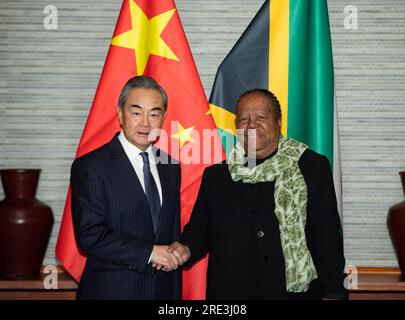 Johannesburg, Südafrika. 24. Juli 2023. Wang Yi (L), Direktor des Büros der Zentralkommission für auswärtige Angelegenheiten der Kommunistischen Partei Chinas, trifft am 24. Juli 2023 in Johannesburg (Südafrika) mit dem südafrikanischen Minister für internationale Beziehungen und Zusammenarbeit Naledi Pandor zusammen. Kredit: Zhang Yudong/Xinhua/Alamy Live News Stockfoto