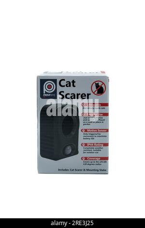 Irvine, Schottland, Großbritannien - 06. Mai 2023: Pestbye-Katzenschrecker in Pappkarton mit produktrelevanten Grafiken und Symbolen. Stockfoto