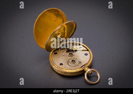 Klassischer Schweizer Uhrwerk-Mechanismus. Goldene Taschenuhr auf Steinhintergrund. Karosserieteile Für Antike, Silberfarbene Präzisionsuhren Im Vintage-Stil Stockfoto