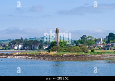 Die Stadt Largs am Firth of Clyde an der Westküste Schottlands. Vom Yachthafen in die Stadt, vorbei am Pencil Monument im Sommer Stockfoto