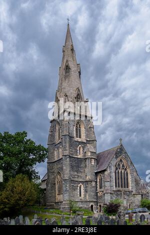 Ambleside, England, Großbritannien - 05. Juli 2023: St. Mary's Church wurde Anfang des 19. Jahrhunderts erbaut und ist im frühen gotischen Stil gehalten. Die alte Sandsteinart in der Nähe der Kirche Stockfoto