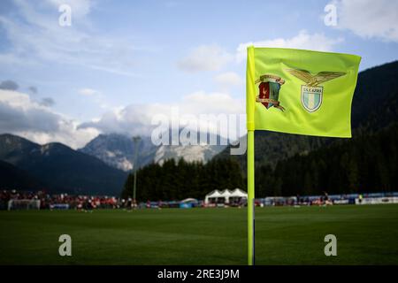 Eine Eckflagge mit den Logos von CS Auronzo und SS Lazioto während des saisonfreundlichen Fußballspiels zwischen SS Lazio und US Triestina. Stockfoto